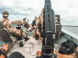 visão de dentro de barco com policiais em operação no rio paraná