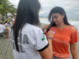 Policial civil colocando o adesivo da campanha 