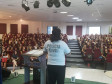 Policial civil ministrando palestra em auditório para educares da rede municipal de Matinhos