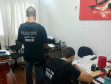 Policiais civis realizando buscas na casa de alvo da operação