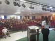 Policial civil ministrando palestra em auditório para educares da rede municipal de Matinhos