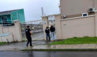 Policiais civis chegando para cumprir mandados judiciais em endereço relacionado ao alvo