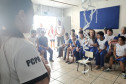 Policial civil explicando o funcionamento da PCPR aos alunos