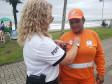 Policial civil colando o adesivo da campanha 