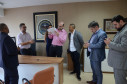 Envolvidos verificando a impressão com o resultado da eleição.