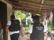 Policiais civis cumprem mandado em casa de suspeitos de tentativa de homicídio em Guaratuba