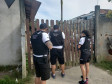Policiais civis cumprem mandado em casa de suspeitos de tentativa de homicídio em Guaratuba