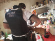 Policiais civis cumprem mandado em casa de suspeitos de tentativa de homicídio em Guaratuba