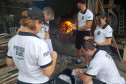 Vários policiais civis preparando as drogas para incineração
