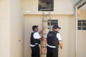 Policiais civis posiciando escada para averiguação de local alto.