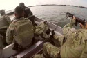 Policiais civis em barco da corporação