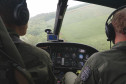 Policiais civis em voo de helicoptero