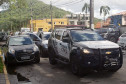 Veículos da polícia civil na rua, em fila, prontos para saírem em diligência