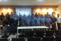Policiais civis e funcionários posando para foto