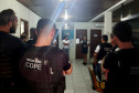 Policiais civis em instrução, antes de partir para o local