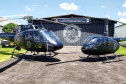 Dois helicópteros da polícia civil em frente ao hangar do GOA