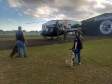 Policiais civis e cães policiais em treinamento com aeronave 
