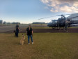 Policiais civis e cães policiais em treinamento com aeronave 
