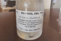 Frasco de álcool em gel sobre uma mesa