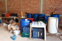 Local de preparação do álcool em gel, com diversos frascos e galões