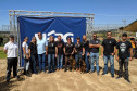 Policiais civis e demais participantes do evento posando para foto