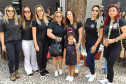 Grupo de mulheres posando para foto