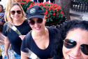 Três mulheres posando para foto