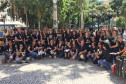 Grupo de mulheres posando para foto