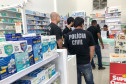Policiais civis fiscalizando farmácia