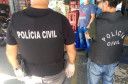 Policiais civis reallizando a ação