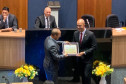 Delegado recebendo o diploma