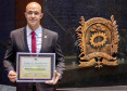 Delegado posando para foto, mostrando o diploma