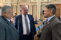 Homenageado conversando com participantes