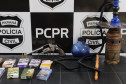 Sobre uma mesa, produtos apreendidos em posse do suspeito