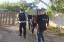 Policiais civis levando computador apreendido