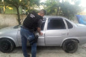 Policial civil averiguando automóvel