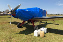 Avião apreendido, coberto com capa e alguns galões ao lado