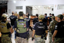 Diversos policiais reunidos em momento de instrução para a operação