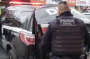Policial civil abrindo camburão