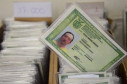 Centenas de documentos em caixas, com um RG em destaque