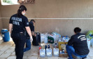 Equipe policial verificando o produto
