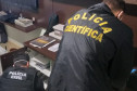 Policiais civis buscando materiais