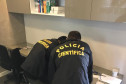 Policiais civis buscando materiais