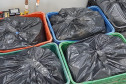 Diversos frascos empacotados dentro de caixas plásticas