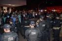 Policiais civis expõe faixa homenageando profissionais da saúde