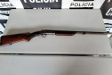 Arma sobre uma mesa