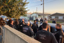 Vários policiais civis reunidos em uma calçada