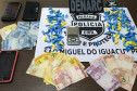 Materiais apreendidos, sobre uma mesa.