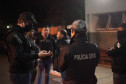 Policial civil recebendo instruções antes de saída para operação