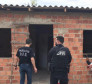 Policiais civis cumprindo mandados de busca e apreensão 